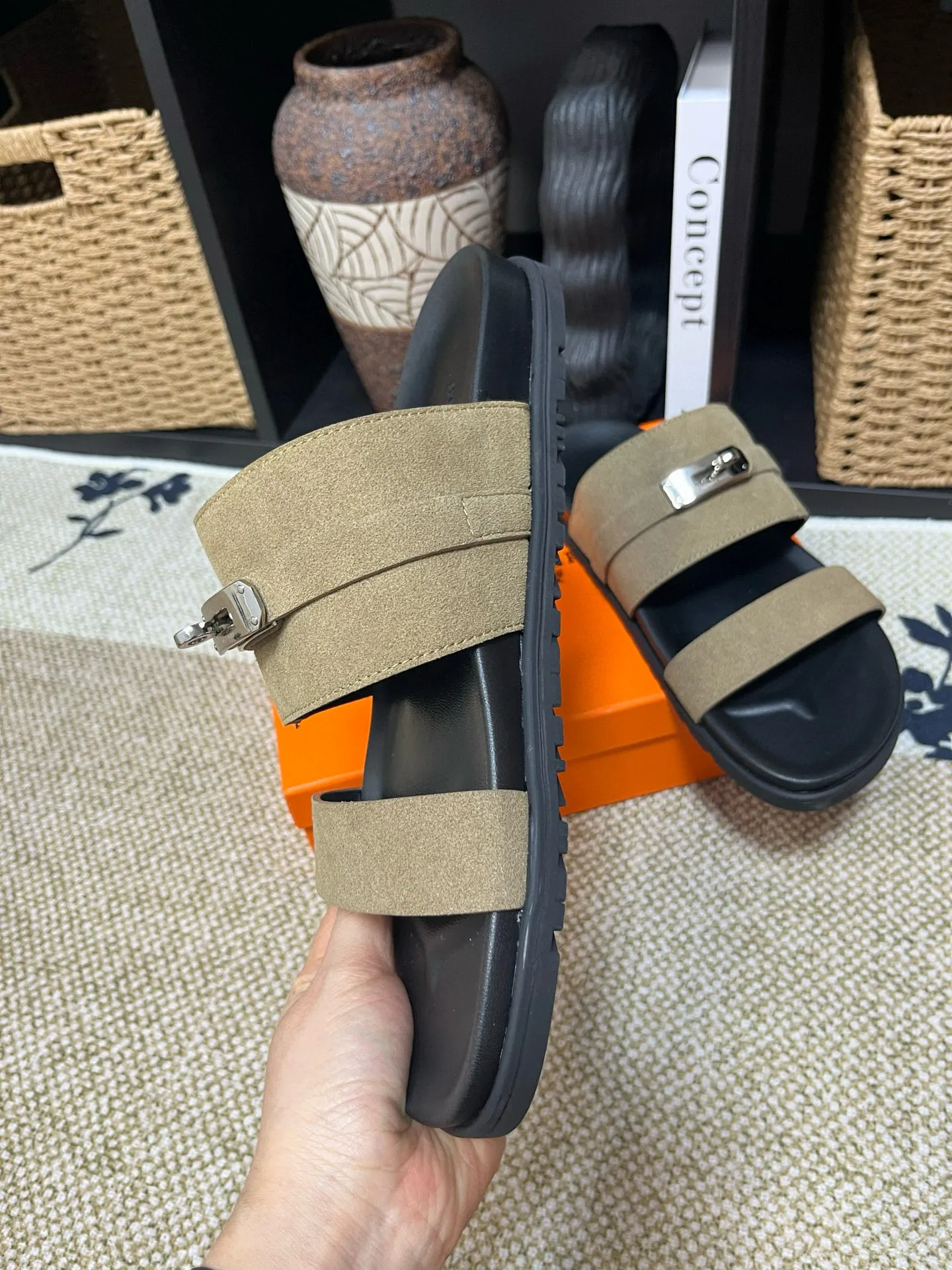 P300 Long-term stock Hermes men’s Kazimir slippers for couples - top quality woven calfskin functional sandals with intertwined uppers inspired by the “H” iconic pattern to create a casual look, perfect for summer. Imported cowhide + cowhide lining + TUP outsole Size: 35-46